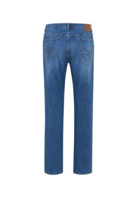 Blaue Denim-Jeans mit geradem Bein, fünf Taschen und einem braunen Lederaufnäher am Bund. Markante Steppnähte auf den Gesäßtaschen.