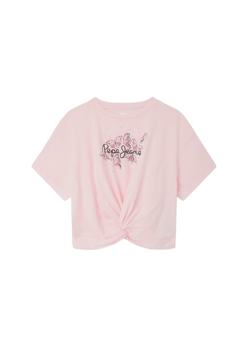 Lichtroze T-shirt met korte mouwen en een knoop aan de voorkant, met de tekst "Pepe Jeans" en roze vlinderontwerpen rond het logo.
