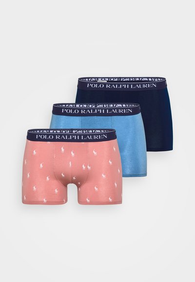 Três pares de boxers masculinos. Cores: rosa com um padrão branco, azul e azul escuro. Apresenta um cós elástico com a marca.