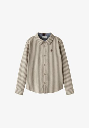 Chemise boutonnée en tissu léger, présentant des rayures verticales beige et marron, avec un col, des manches longues et un petit logo.