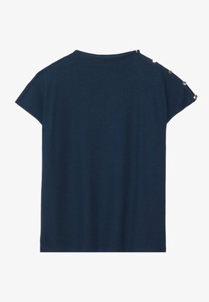 Tamsiai mėlynas trumpomis rankovėmis viršus su tekstūruota paviršiumi ir dekoratyviais apvaliais elementais ant pečių, pasižymintis laisvu fasonu ir tiesia apdaila.