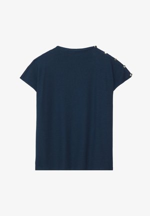 Tumesinine lühikeste varrukatega topp tekstuuriga viimistlusega ja dekoratiivsete ümmarguste metallaktsentidega õlgadel, millel on mugav lõige ja sirge ääreline.