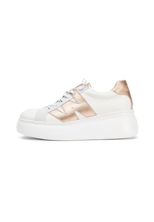 Zapatilla blanca con acentos metálicos en oro rosa, detalles de piel texturizada y una suela de plataforma blanca gruesa. Presenta cordones y costuras blancas.