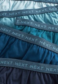 Set de lenjerie din material textil în nuanțe de albastru, cu brâu plisat pe care este imprimat "NEXT" în albastru deschis pe elastic albastru închis.