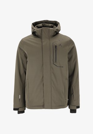 Olivenfarbene Jacke mit Kapuze, aus wasserdichtem Material. Mit einer Reißverschlusstasche auf der Brust und schwarzen Akzenten. Glatte Textur, isoliertes Design.