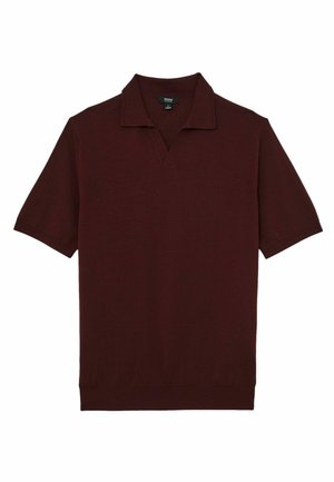 Rövid ujjú, sötétbarna kötött póló, nyitott V-nyakú gallérral, bordázott szegéllyel és látható gombok nélkül.