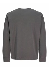 Γκρι μακρυμάνικο πουκάμισο με στρογγυλή λαιμόκοψη και ριμπ μανσέτες. Λεία υφή χωρίς ορατά σχέδια ή διακοσμητικά στοιχεία.