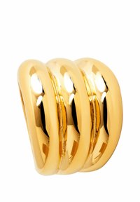 Anello color oro con tre fasce lisce e arrotondate. La superficie riflettente e la finitura lucida mettono in risalto il suo design scultoreo.
