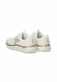 Zapatillas deportivas blancas con parte superior de tela texturizada, acentos en oro rosa y suela acolchada. Presenta un logotipo en el lateral y una tira de agarre.