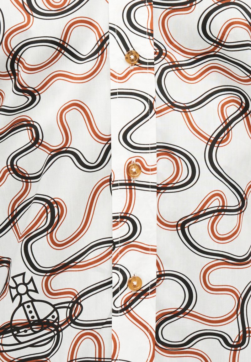 Tessuto di camicia bianco con linee ondulate astratte nere e marroni e bottoni tartarugati lungo il centro anteriore.