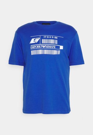 Sininen lyhythihainen t-paita, jossa valkoiset viivakoodigrafiikat ja teksti "IT 514 9-00" sekä "EMPORIO ARMANI" edessä.