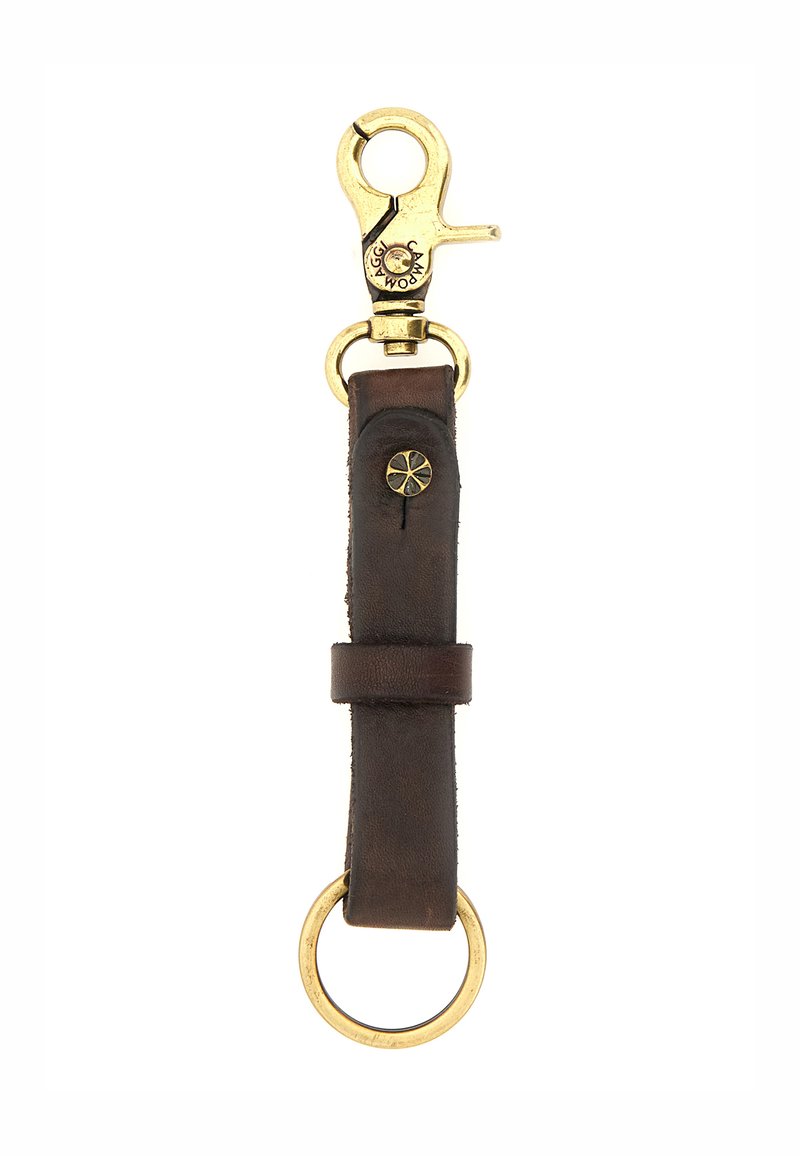 Portachiavi in pelle marrone con clip e anello in metallo dorato. Presenta un piccolo accento floreale sulla tracolla in pelle, che mette in evidenza la durabilità e il design.