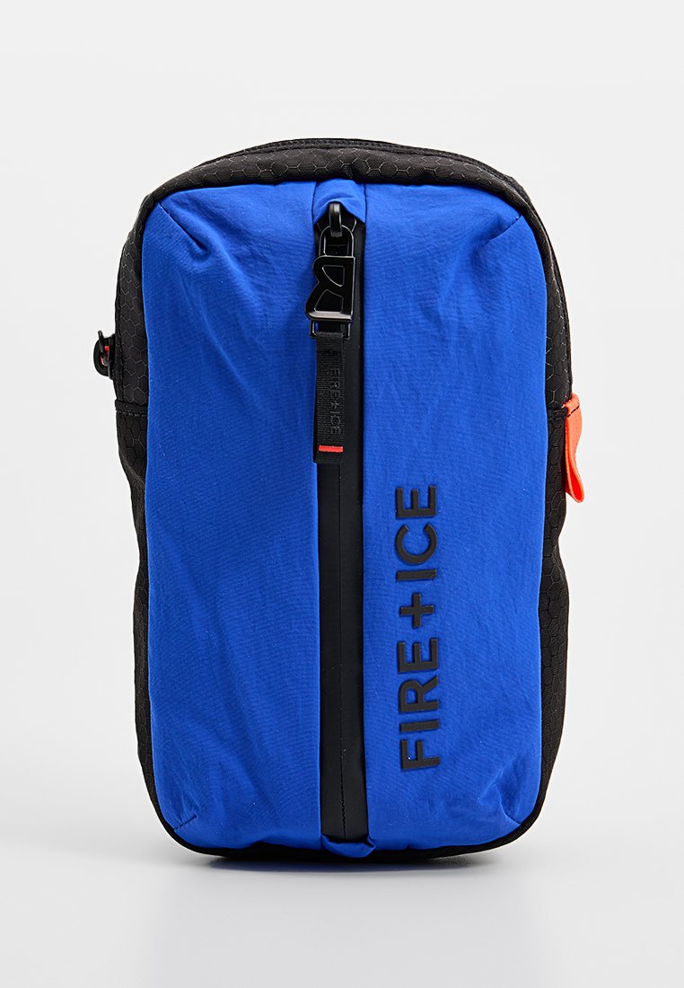 Blaue und schwarze Rucksack mit einem hexagonalen Muster, ausgestattet mit einem zentralen Reißverschluss, auffälligem "FIRE+ICE"-Logo und orangefarbenem Akzent an der Seite.