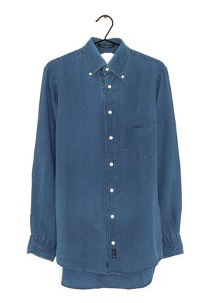 Koszula dżinsowa w średnim odcieniu niebieskiego, z długimi rękawami, zapięciem na guziki z przodu, spiczastym kołnierzykiem, pojedynczą kieszenią na piersi oraz metką brandową na dolnym końcu.