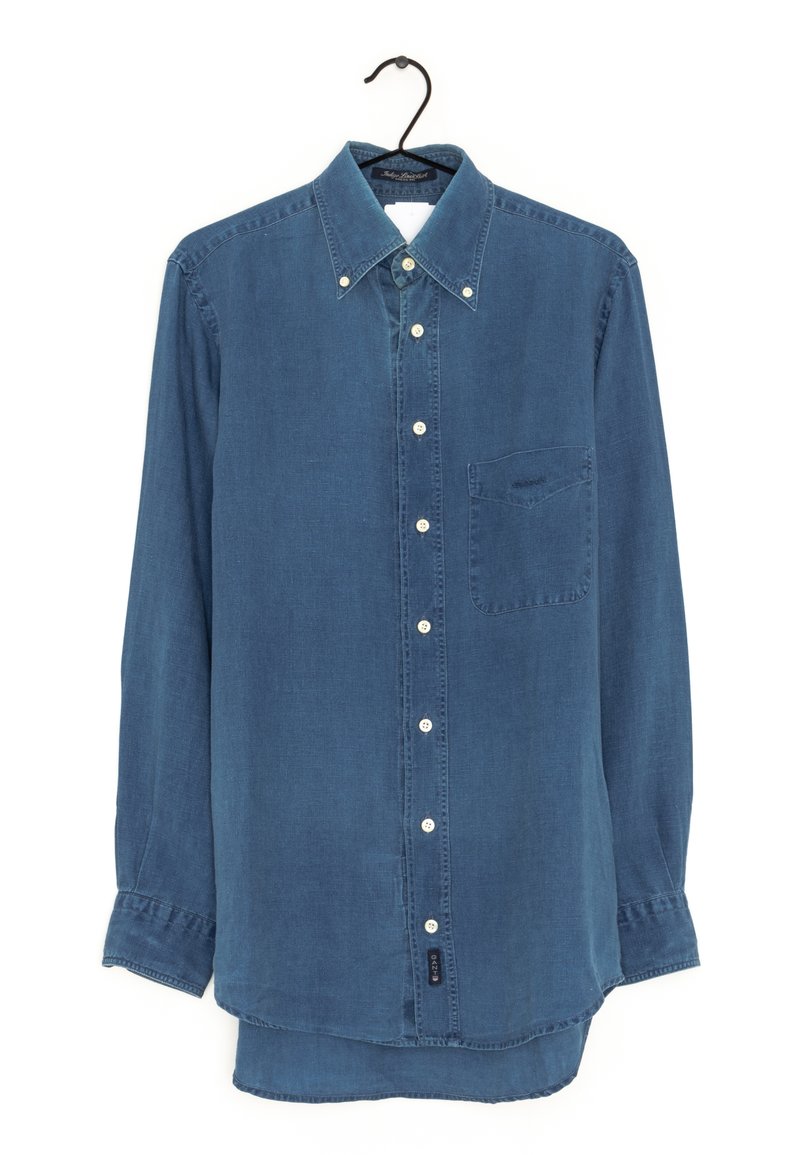 Jeanshemd in mittlerem Blau, mit langen Ärmeln, Knopfleiste vorne, spitzem Kragen, einer einzelnen Brusttasche und einem Markenetikett am unteren Saum.