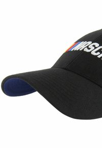 Schwarze Baseballmütze mit gebogenem Schirm, blauer Unterseite und weißem "M Motorsport" Logo mit roten, blauen und gelben Streifen auf der Vorderseite.