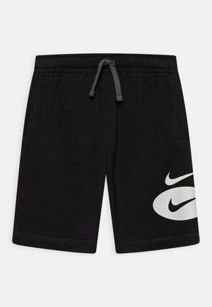 Zwarte sportshorts van zachte stof, met een grijze trekkoord, zijzak en een groot wit Nike-logo op het rechterbeen.