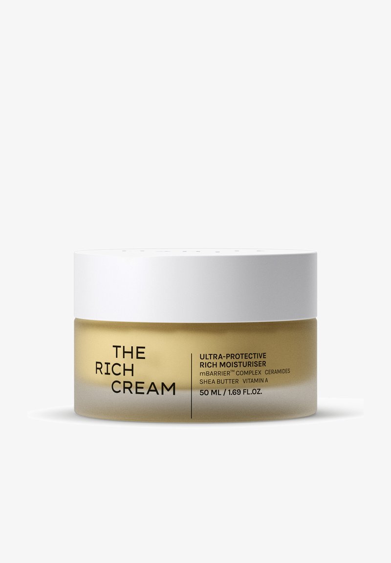 Glas med ultrabeskyttende rig fugtighedscreme mærket "The Rich Cream" med mBarrier-kompleks, ceramider, sheasmør og A-vitamin, 50 ml kapacitet.