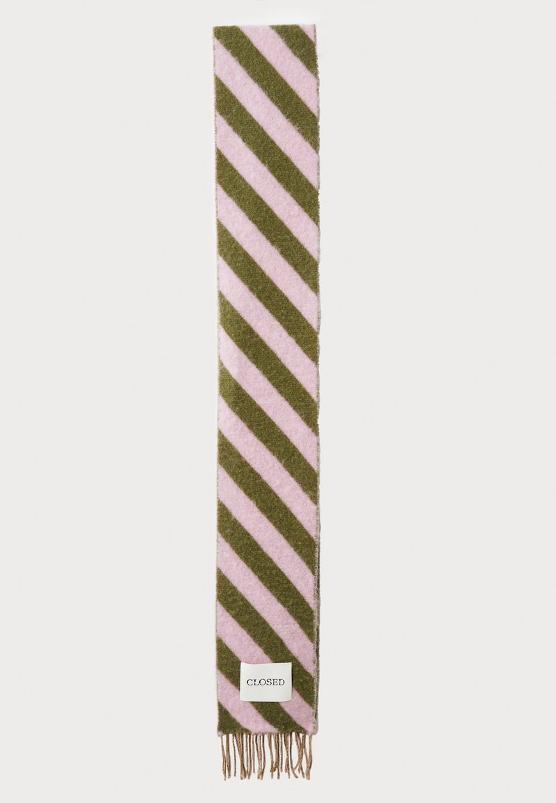 Sciarpa lavorata a maglia con strisce diagonali alternate rosa e verde oliva, caratterizzata da estremità frangiate e un'etichetta bianca con il testo "CLOSED".