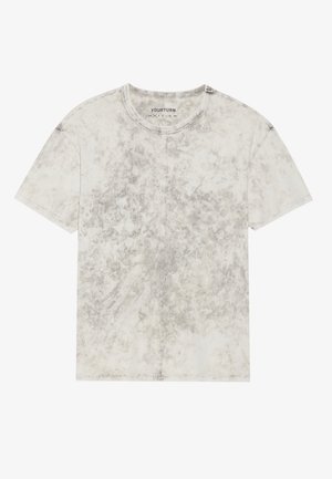 Szara koszulka typu tie-dye wykonana z miękkiej bawełny. Posiada okrągły dekolt, krótkie rękawy oraz luźny krój z teksturowanym wykończeniem.
