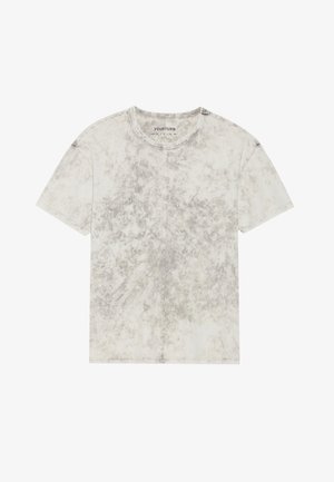 Pilkas marškinėliai su dažymo tehnika, pagaminti iš minkštos medvilnės. Turi apvalią iškirptę, trumpas rankoves ir laisvą siluetą su tekstūruotu paviršiumi.