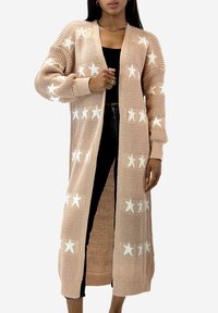Długi kardigan z dzianiny, w miękkim różowym kolorze z białymi wzorami gwiazd, z otwartym przodem oraz ściągaczowym kołnierzem i mankietami.