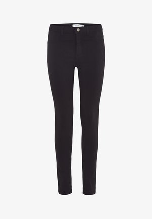 Mustad teksased, mis on valmistatud denimist, sileda tekstuuri, viie tasku kujunduse ja metallist nööbiga vööl.