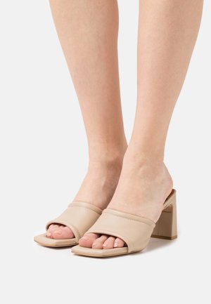 ÁNGEL ALARCÓN, Mules med hæl - off-white