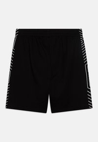 Calções pretos com um cós elástico, apresentando um padrão geométrico branco minimalista nas laterais e uma textura de tecido suave.