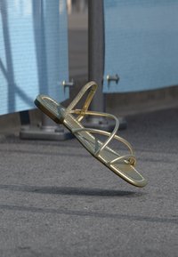 Δεν επιλέχθηκε, gold-coloured