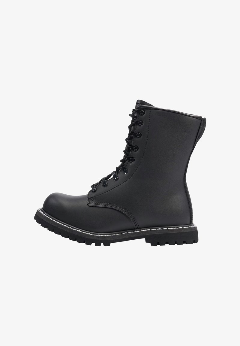 Fekete fűzős bakancs sima bőr felsőrésszel, lekerekített orral, strapabíró gumitalppal és fehér varrással a talp szélén.