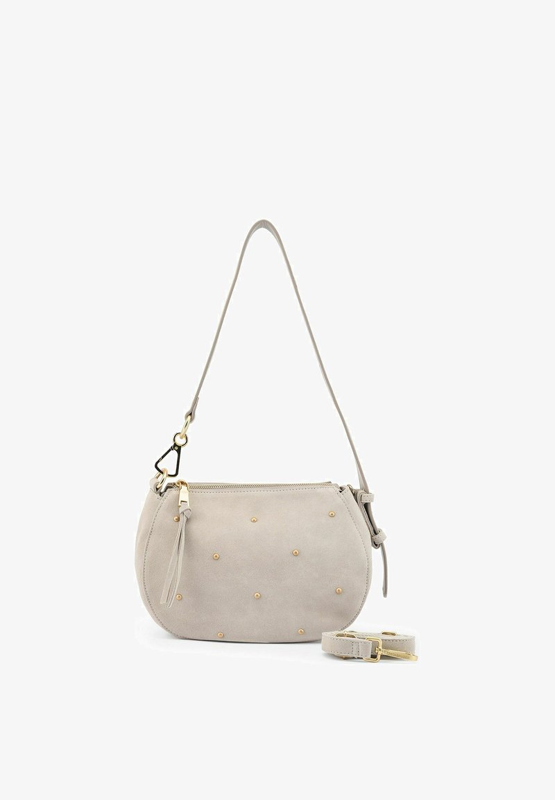Borsa in pelle scamosciata grigio chiaro con piccole borchie dorate, tracolla staccabile, chiusura con cerniera e manico sottile a spalla.