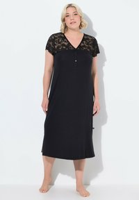 Vestito da notte nero con scollatura in pizzo e maniche corte, dotato di bottoni sul davanti e spacchi laterali per il comfort. Tessuto morbido e liscio.