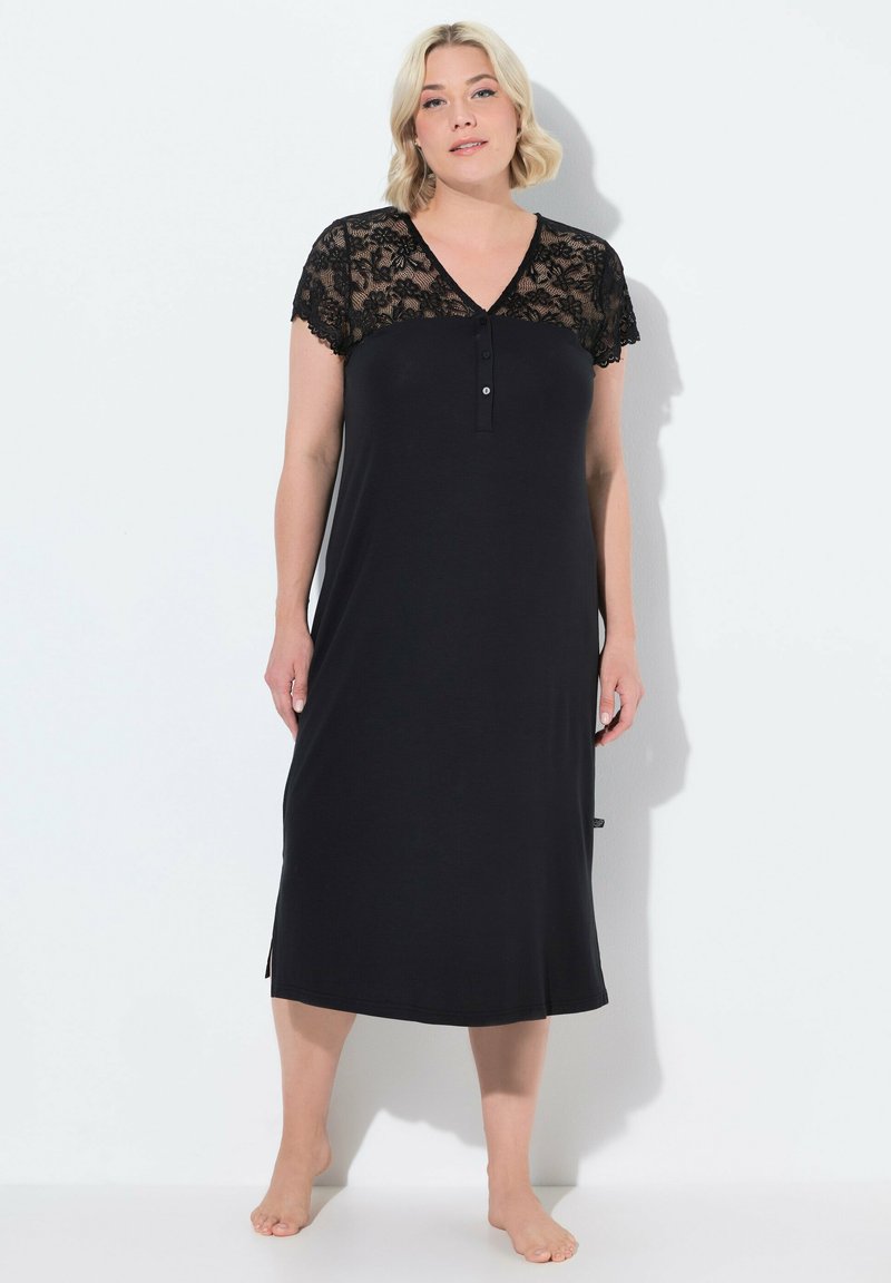 Vestito da notte nero con scollatura in pizzo e maniche corte, dotato di bottoni sul davanti e spacchi laterali per il comfort. Tessuto morbido e liscio.