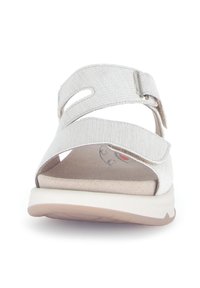 Lichtgrijze stoffen sandalen met twee verstelbare bandjes, open teenontwerp en gevoerde zool. Heeft een subtiel textuurpatroon.