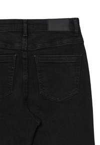 Jean en denim noir présentant une texture lisse, une coupe droite, deux poches arrière avec bords cousus, et une étiquette rectangulaire au niveau de la taille.