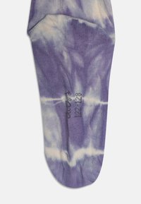 Lila Batik-Fußsocke mit einem weichen, strukturierten Stoff. Verfügt über hellere Wirbel und ein kleines schwarzes Logo auf der Seite gestickt.