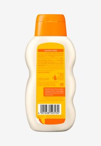200 ml beige och orange baby lotionflaska med detaljerade ingredienser, streckkod och återvinningsinformation tryckt på baksidan av etiketten.