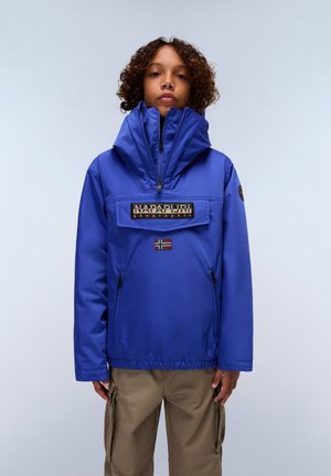 Blå vattentät jacka med hög krage, dragkedja fram, logotyp patch och norsk flagga som accent. Har justerbara ärmslut och sidofickor.