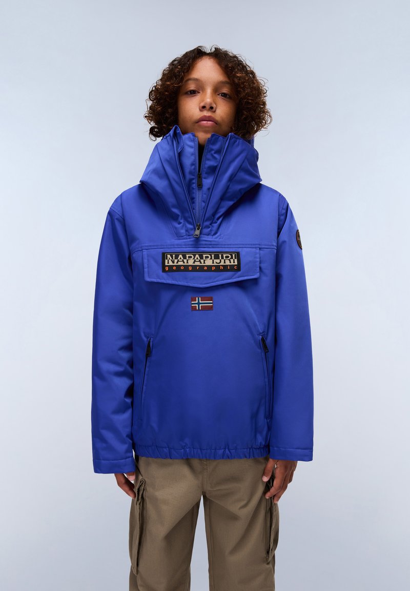 Modrá nepromokavá bunda s vysokým límcem, zapínáním na zip, logem a akcentem norské vlajky. Má nastavitelné manžety a boční kapsy.