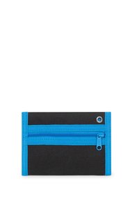 Portafoglio di stoffa nera con dettagli in blu brillante e tasca con zip, dotato di un occhiello metallico nell'angolo in alto a destra.