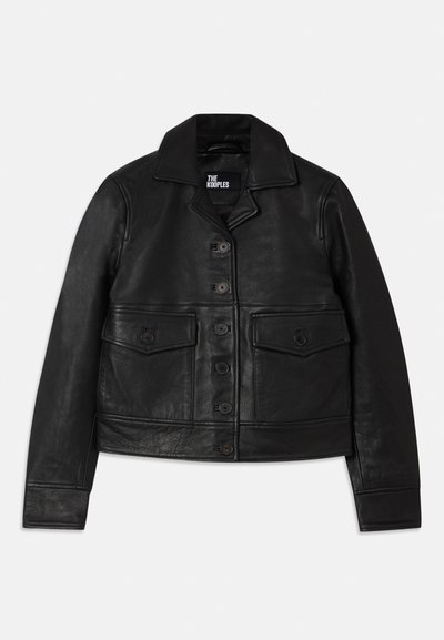 Zwarte leren jas met een kraag, knoopsluiting, twee voorzakken met kleppen en een cropped ontwerp. Zachte textuur en getailleerde pasvorm.