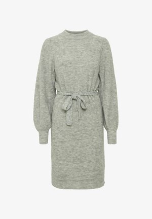 Siva pletena haljina s visokim izrezom, dugim rukavima i remenom na struku. Glatka tekstura s suptilnim uzorkom kroz cijelu haljinu.