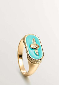 El anillo de oro cuenta con una piedra rectangular de turquesa con un diseño de escarabajo en relieve. Los detalles intrincados en el borde realzan su apariencia general.