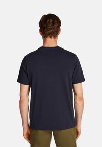 Camiseta de algodón color azul marino con cuello redondo y mangas cortas, con un color sólido y un diseño simple y clásico. Sin patrones ni acentos visibles.