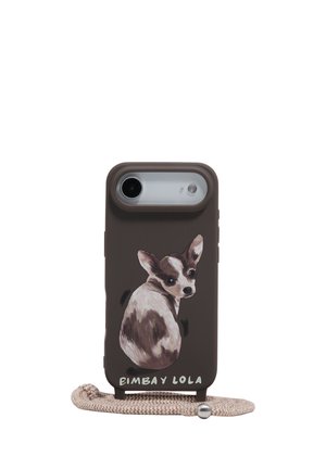 Funda de teléfono marrón con un pequeño perro blanco y marrón pintado, correa de muñeca y texto "BIMBA Y LOLA" en la parte inferior.
