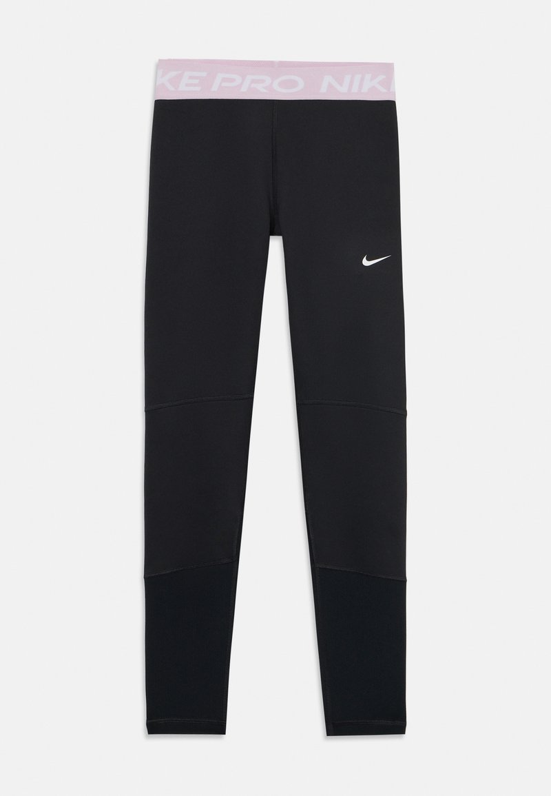 Leggings atléticos negros con una cinturilla elástica de color rosa claro, que presentan el texto "NIKE PRO". El diseño incluye detalles de panel y un logo de Nike en blanco.