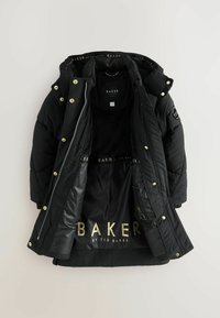 Cappotto piumino nero con finitura lucida, accessori in oro e interno con logo. Presenta un cappuccio e cerniere per la chiusura.