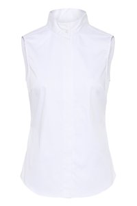 Hvid, ærmeløs bluse med høj mandarinkrave og knaplukning. Glat tekstur og tætsiddende facon, uden yderligere mønstre eller detaljer.