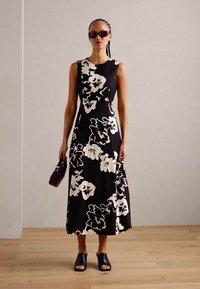 Marc O'Polo DRESS FEMININE SILHOUETTE CUTLINES SLEEVELESS - Denné šaty - multi